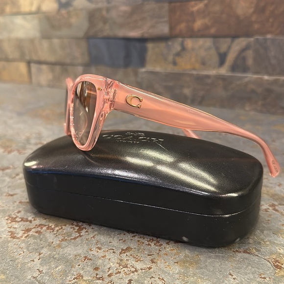 Coach CH570 sunglasses in milky pink/transparent pink frame cat eye shape - Picture 6 of 8